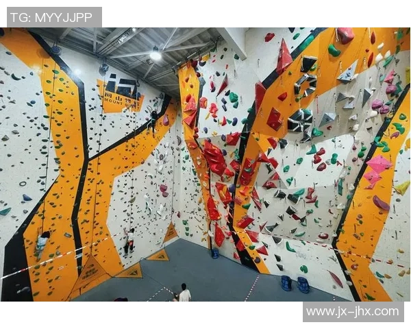 武汉攀岩队的包夹战术解析与攀岩热点的深度探讨