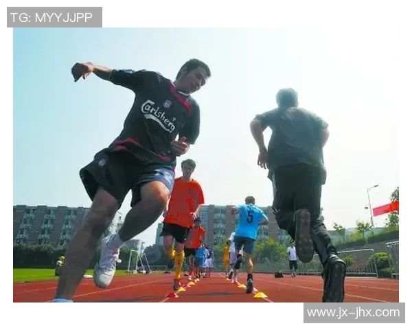 重庆足球队的默契配合与战术创新探讨